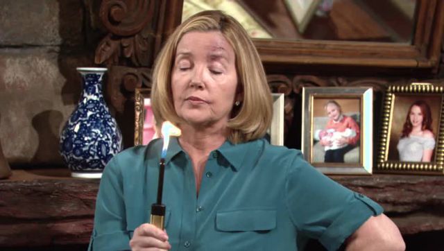 Nikki (Melody Thomas Scott) ne manque pas une occasion de rappeler à Sharon son passé d'incendiaire. Les Feux de l'Amour, épisode 5232 (4 février 2019, RTBF)