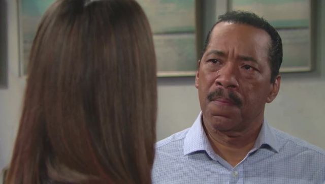 Julius (Obba Babatundé) fait face à la colère de sa fille. Top Models, épisode 7323 (11 septembre 2017, RTL9)