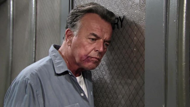 Ian Ward (Ray Wise)  écoute aux portes... Les Feux de l'Amour, épisode 7681 (19 avril 2019, TF1)