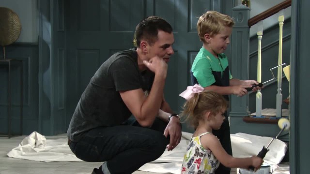 Johnny (Ryan et Holden Hare) et Katie aident à rénover la maison. Les Feux de l'Amour, épisode 7702 (26 avril 2019, RTS)