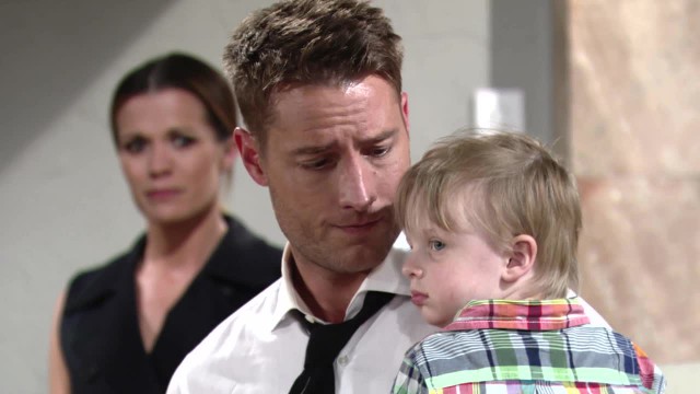 Adam (Justin Hartley) demande à Connor de veiller sur sa maman en son absence. Les Feux de l'Amour, épisode 10967 (18 juillet 2016, CBS)