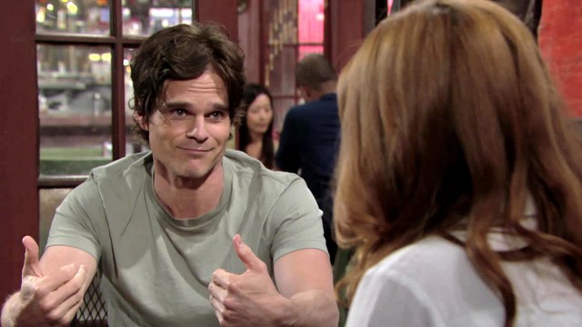 Kevin (Greg Rikaart) veut absolument se remettre avec Chloe. Les Feux de l'Amour, épisode 10982 (8 août 2016, CBS)