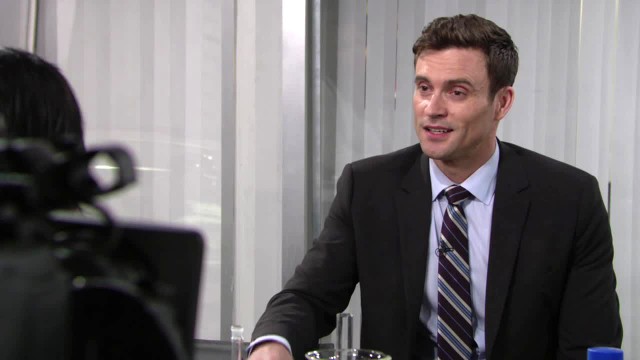Cane (Daniel Goddard) obtient enfin l'attention qu'il voulait. Les Feux de l'Amour, épisode 5354 (25 juillet 2019, RTBF)
