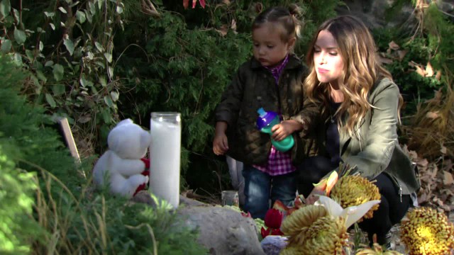 Chloe (Elizabeth Hendrickson) se recueille lors de l'anniversaire de la mort de Delia. Les Feux de l'Amour, épisode 11028 (10 septembre 2024, TVA)