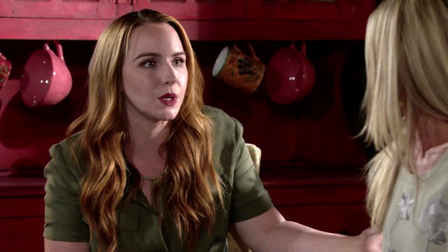 Mariah (Camryn Grimes) essaie de faire entendre raison à Sharon. Les Feux de l'Amour, épisode 11029 (12 octobre 2016, CBS)