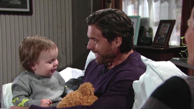 Nick (Joshua Morrow) est heureux de retrouver enfin son fils Christian. Les Feux de l'Amour, épisode 11048 (8 novembre 2016, CBS)
