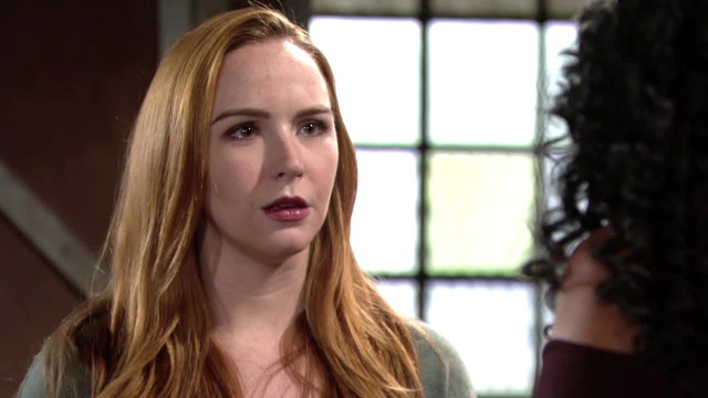 Mariah (Camryn Grimes) est scandalisée par le comportement de sa patronne. Les Feux de l'Amour, épisode 11050 (10 octobre 2024, TVA)