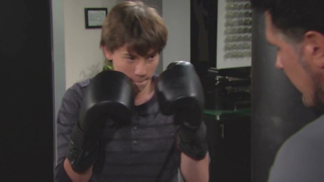 R.J (Anthony Turpel) s'initie à la boxe. Top Modèles, épisode 7465 (9 janvier 2018, TVA)