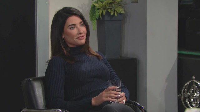 Steffy (Jacqueline MacInnes Wood) est contente de voir Bill détendu… Top Models, épisode 7472 (21 avril 2017, RTS)