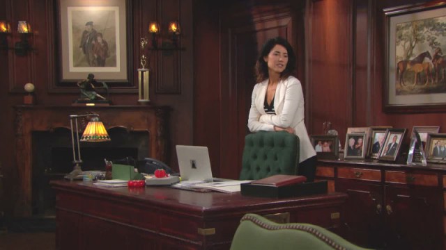 Steffy (Jacqueline MacInnes Wood) réalise qu'elle est maintenant au sommet de la pyramide. Top Models, épisode 7482 (5 mai 2017, RTS)