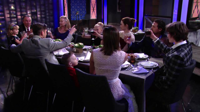 Les Newman se retrouvent pour un dîner au Top of the Tower. Les Feux de l'Amour, épisode 11095 (12 décembre 2024, TVA)