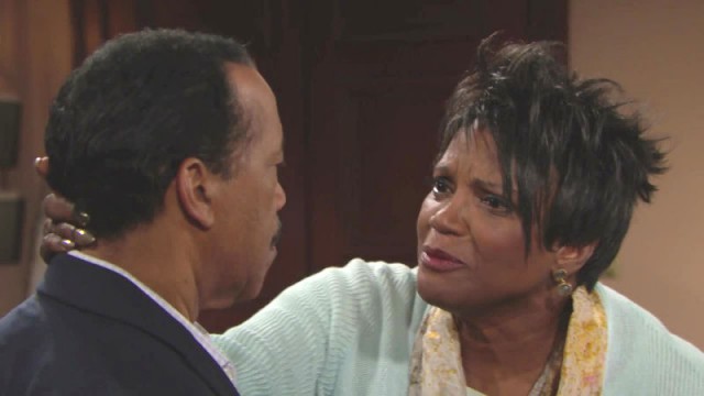 Vivienne (Anna Maria Horsford) essaie d'apaiser Julius (Obba Babatundé) Top Models, épisode 7593 (24 septembre 2018, RTL9)