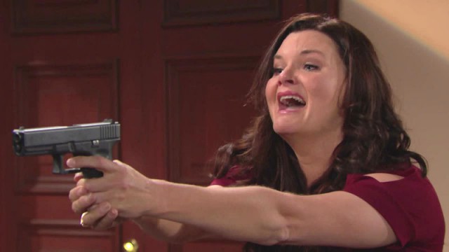 Katie (Heather Tom) ne va de nouveau pas très bien… Top Models, épisode 7600 (18 octobre 2017, RTS)