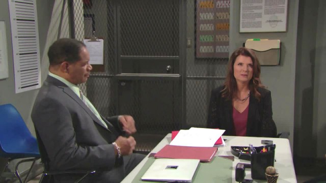 Sheila (Kimberlin Brown) est interrogée par le Lieutenant Baker. Top Models, épisode 7607 (12 octobre 2018, RTL9)