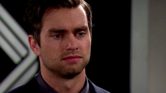 Thomas (Pierson Fodé) encaisse la nouvelle avec difficulté. Amour, Gloire et Beauté/Top Models, épisode 7635 (25 juillet 2017, CBS)