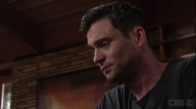 Cane (Daniel Goddard) se trouve au pied du mur Les Feux de l'Amour, épisode 7968 (15 juin 2020, TF1)