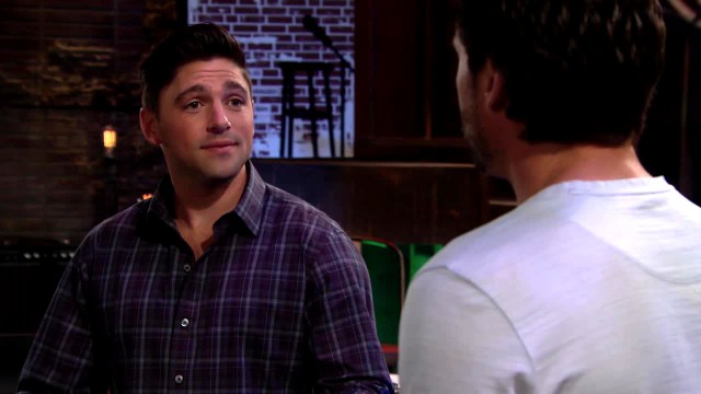 Noah (Robert Adamson) travaille avec Nick (Joshua Morrow). Les Feux de l'Amour, épisode 7975 (12 juin 2020, RTS)