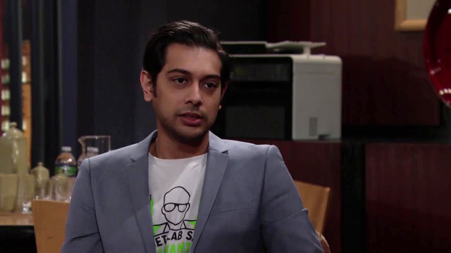 Ravi (Abhi Sinha) protège Ashley de son mieux. Les Feux de l'Amour, épisode 5565 (12 juin 2020, RTBF)