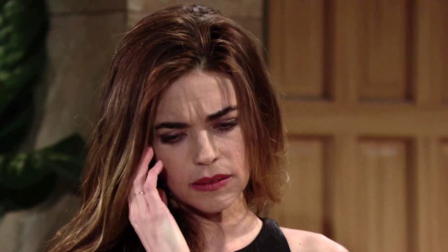 Victoria (Amelia Heinle) a encore des problèmes de santé... Les Feux de l'Amour, épisode 7977 (16 juin 2020, RTS)