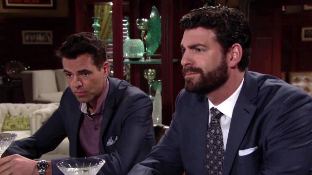 Billy (Jason Thompson) discute avec Ben (Ben Hermes). Les Feux de l'Amour, épisode 7979 (18 juin 2020, RTS)