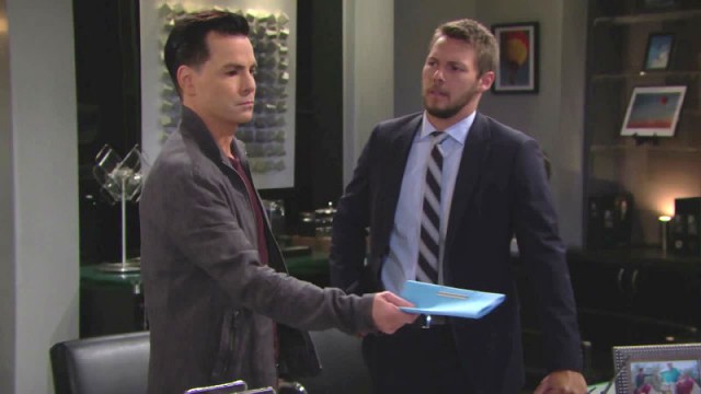 CJ (Mick Cain) rend son contrat à Bill... Amour, Gloire et Beauté/Top Models, épisode 7651 (16 août 2017, CBS)