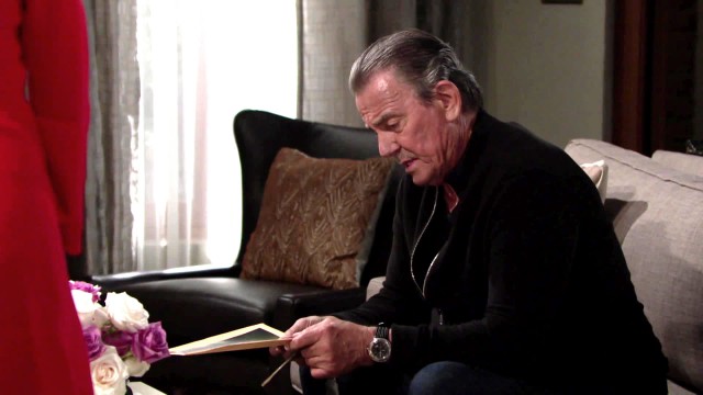 Victor (Eric Braeden) est dépité. Les Feux de l'Amour, épisode 8008 (29 juillet 2020, RTS)