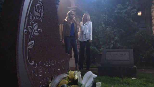 Sharon (Sharon Case) fait pression sur Alice (Tamara Clatterbuck). Les Feux de l'Amour, épisode 8013 (18 août 2020, TF1)
