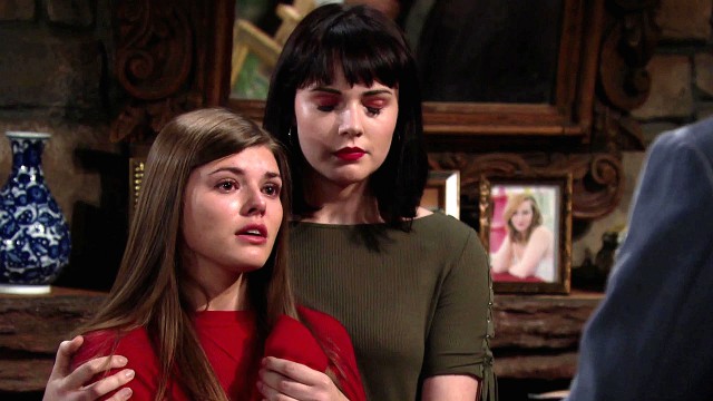 Tessa (Cait Fairbank) soutient Crystal (Morgan Obenreder) comme elle le peut. Les Feux de l'Amour, épisode 11276 (3 octobre 2017, CBS)