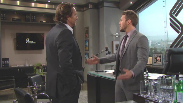 Ridge (Thorsten Kaye) aimerait savoir comment Liam est arrivé dans ce bureau Top Models, épisode 7696 (1 mars 2018, RTS)