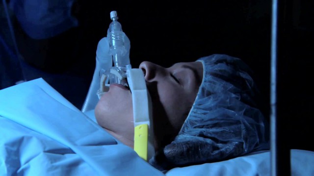 Juliet (Laur Allen) survivra-t-elle ? Et le bébé ? Les Feux de l'Amour, épisode 11303 (9 novembre 2017, CBS)