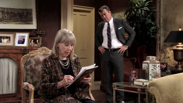 Dina (Marla Adams) trouve les questions de Dr Burg très désagréables. Les Feux de l'Amour, épisode 8047 (6 octobre 2020, TF1)