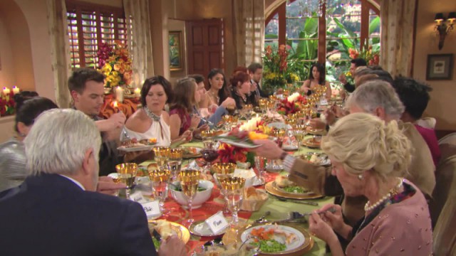 Eric (John McCook) préside comme chaque année le repas de Thanksgiving. Top Models, épisode 7721 (5 avril 2018, RTS)