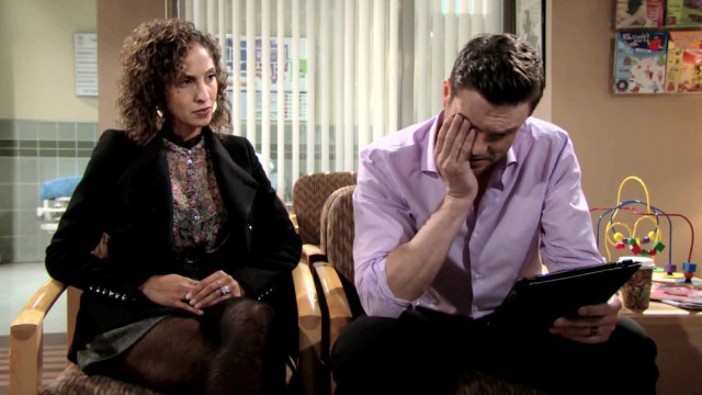 Cane (Daniel Goddard) est très inquiet pour l'opération de Sam. Les Feux de l'Amour, épisode 8055 (2 octobre 2020, RTS)