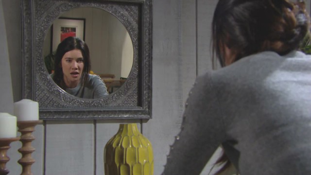 Steffy (Jacqueline MacInnes Wood) se déteste !... Top Models, épisode 7729 (17 avril 2018, RTS)