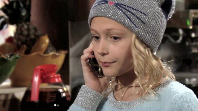 Faith (Alyvia Alyn Lind) est une petite fille pleine de ressources ! Les Feux de l'Amour, épisode 11323 (11 décembre 2017, CBS)