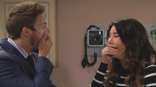 Steffy (Jacqueline MacInnes Wood) et Liam (Scott Clifton) apprennent une grande nouvelle. Top Models, épisode 7736 (26 avril 2018, RTS)
