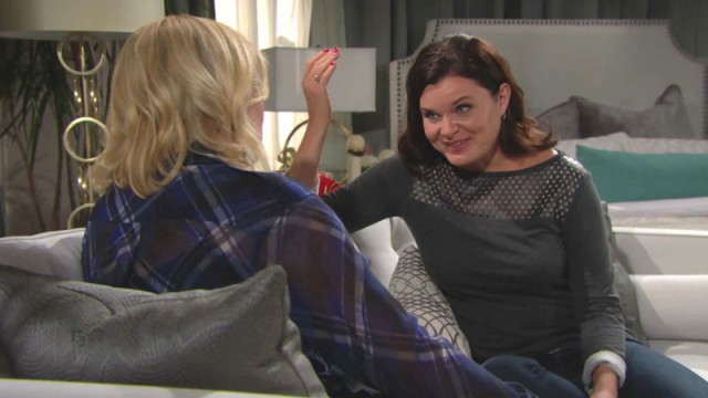 Katie (Heather Tom) et Brooke se font des confidences. Top Models, épisode 7739 (1 mai 2018, RTS)