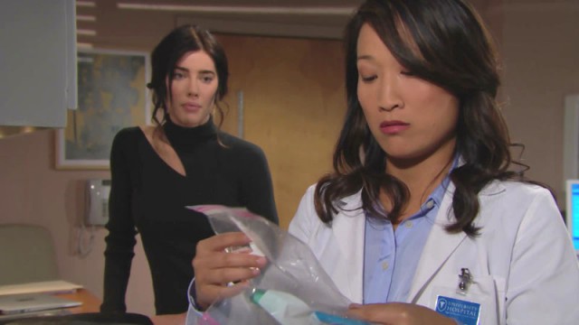 Steffy confie des échantillons au Dr Campbell (Tina Huang). Top Models, épisode 7740 (2 mai 2018, RTS)