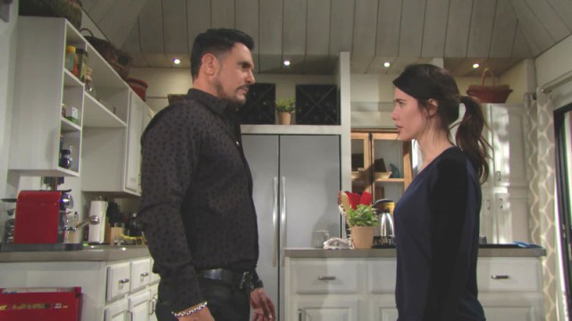 Steffy (Jacqueline MacInnes Wood) refuse les avances de Bill. Top Models, épisode 7764 (5 juin 2018, RTS)
