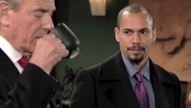 Après le renvoi d'Ashley, Devon (Bryton James) doit gérer une nouvelle crise chez Newman Enterprises. Les Feux de l'Amour, épisode 8123 (25 janvier 2021, TF1)