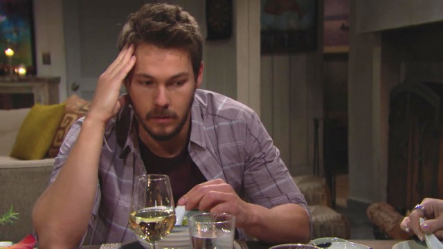 Liam (Scott Clifton) tente de remettre de l'ordre dans ses souvenirs… Top Models, épisode 7803 (30 juillet 2018, RTS)