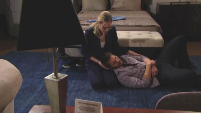 Hope (Annika Noelle) est toujours prête à aider Liam… Amour, Gloire et Beauté/Top Models, épisode 7806 (30 mars 2018, CBS)