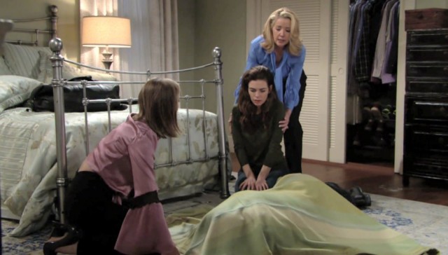 Victoria (Amelia Heinle), Nikki (Melody Thomas Scott) et Phyllis (Gina Tognoni) ne savent pas trop comment réagir après la mort de JT. Les Feux de l'Amour, épisode 8147 (9 février 2021, RTS)