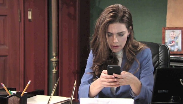 Victoria (Amelia Heinle) reçoit des nouvelles inquiétantes. Les Feux de l'Amour, épisode 11430 (15 mai 2018, CBS)