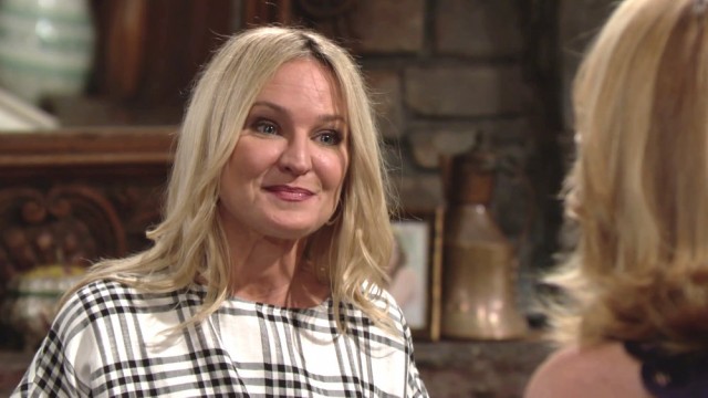 Sharon (Sharon Case) a du mal à contenir sa joie en annonçant la bonne nouvelle à Nikki ! Les Feux de l'Amour, épisode 5762 (16 mars 2021, RTBF)