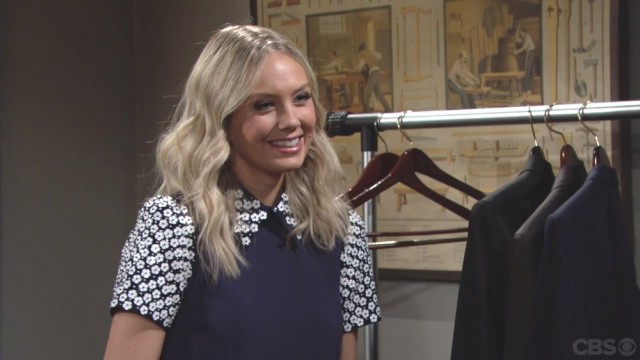 Abby (Melissa Ordway) est ravie de pouvoir aider Arturo ! Les Feux de l'Amour, épisode 8174 (6 avril 2021, TF1)