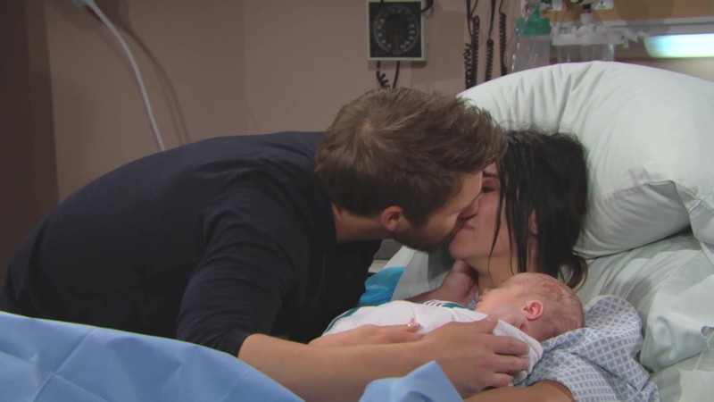 Steffy (Jacqueline MacInnes Wood) et Liam (Scott Clifton) sont réunis par l'arrivée de Kelly. Top Models, épisode 7852 (5 octobre 2018, RTS)