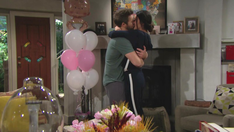 Steffy (Jacqueline MacInnes Wood) et Liam (Scott Clifton) scellent leur réconciliation. Top Modèles, épisode 7856 (24 juillet 2019, TVA)