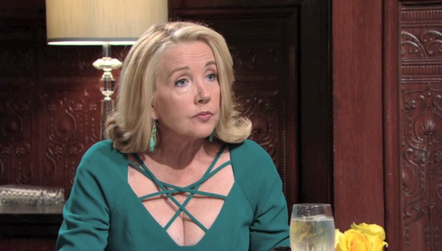 Nikki (Melody Thomas Scott) prévient Victor qu'il a beaucoup à perdre. Les Feux de l'Amour, épisode 5776 (6 avril 2021, RTBF)