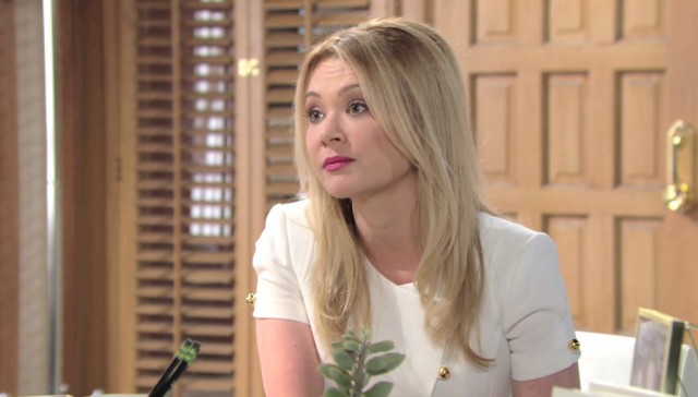Brittany (Lauren Woodland) se demande jusqu'où Victoria veut aller pour aider son frère. Les Feux de l'Amour, épisode 5781 (13 avril 2021, RTBF)